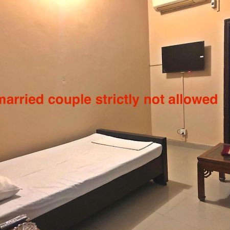 Hotel Babar House à Faisalabad Extérieur photo